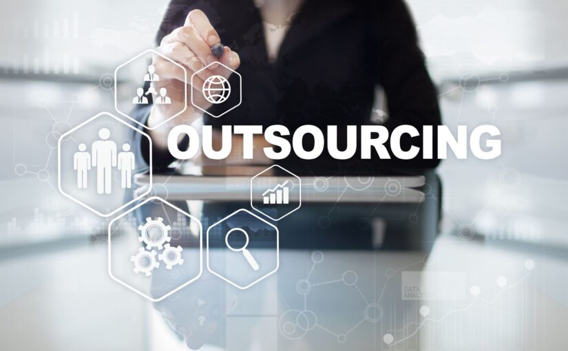 Outsourcing IT jako strategia zarządzania zasobami technologicznymi: zalety i wady